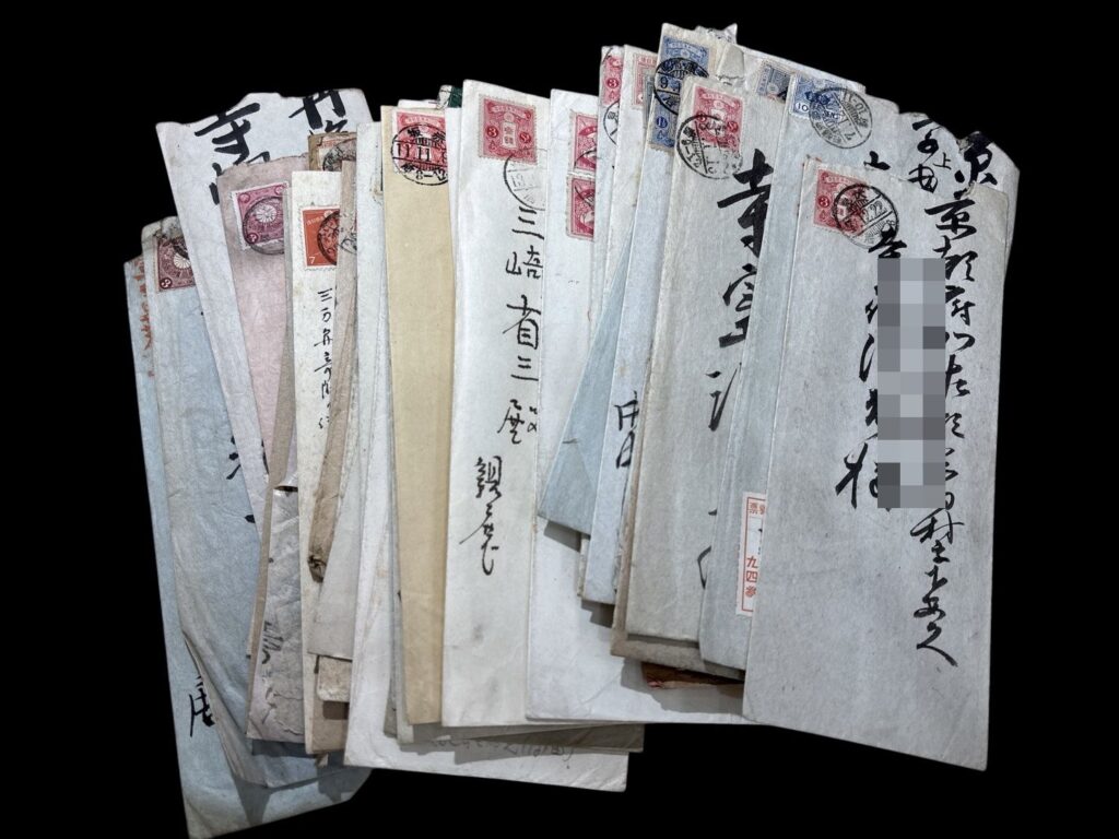 切手と消印が残された封筒やはがき