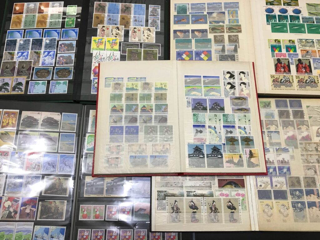 ストックブックの透明な帯に差し込まれた切手